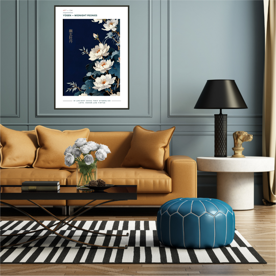 Lámina premium  Yūgen Midnight Peonies, arte japonés con peonías blancas sobre fondo azul noche y caligrafía Yūgen, símbolo de amor, honor y virtud