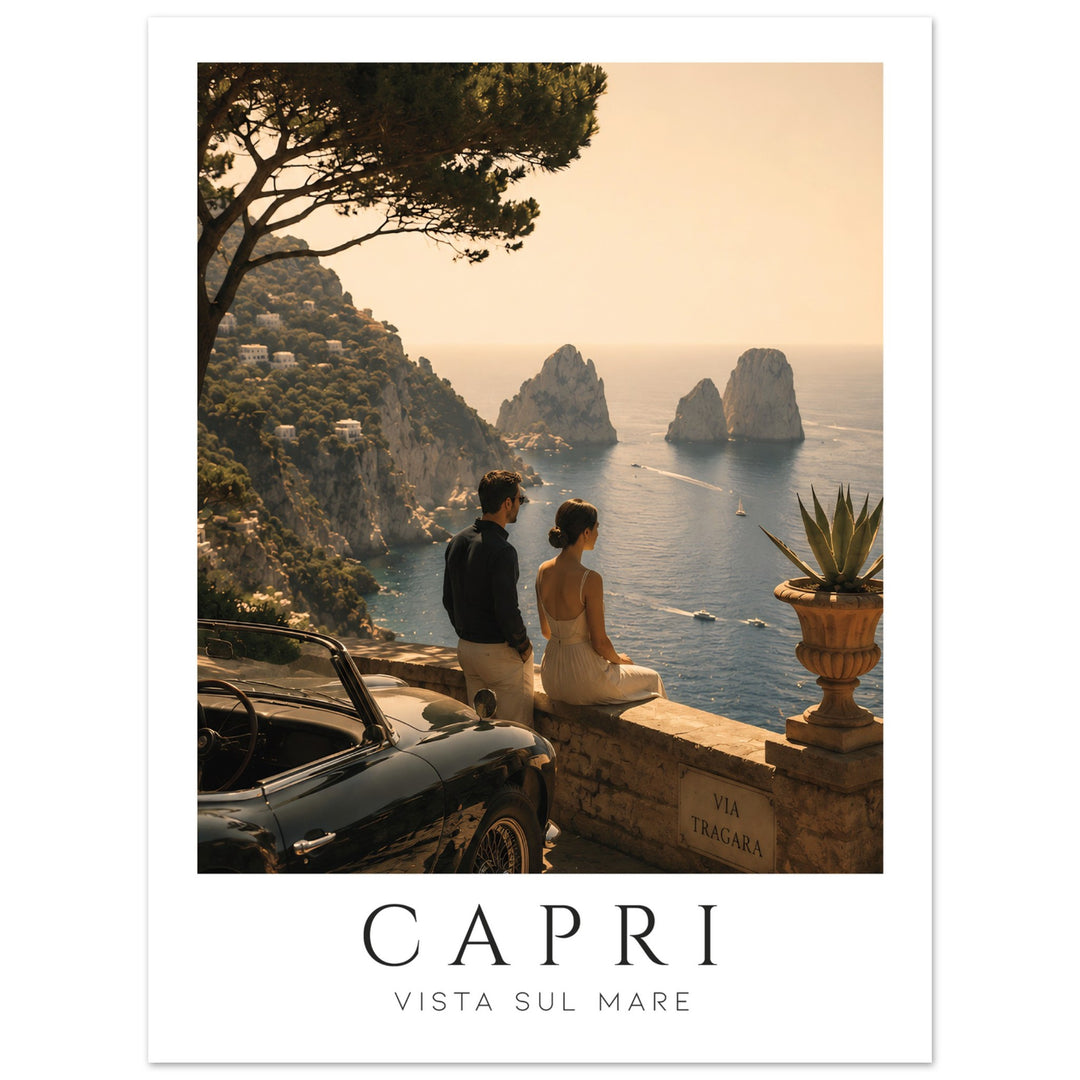 Capri Vista Sul Mare | Póster vintage italiano con vistas al mar, acantilados de Capri, pareja sentada junto a coche clásico y estética mediterránea elegante.
