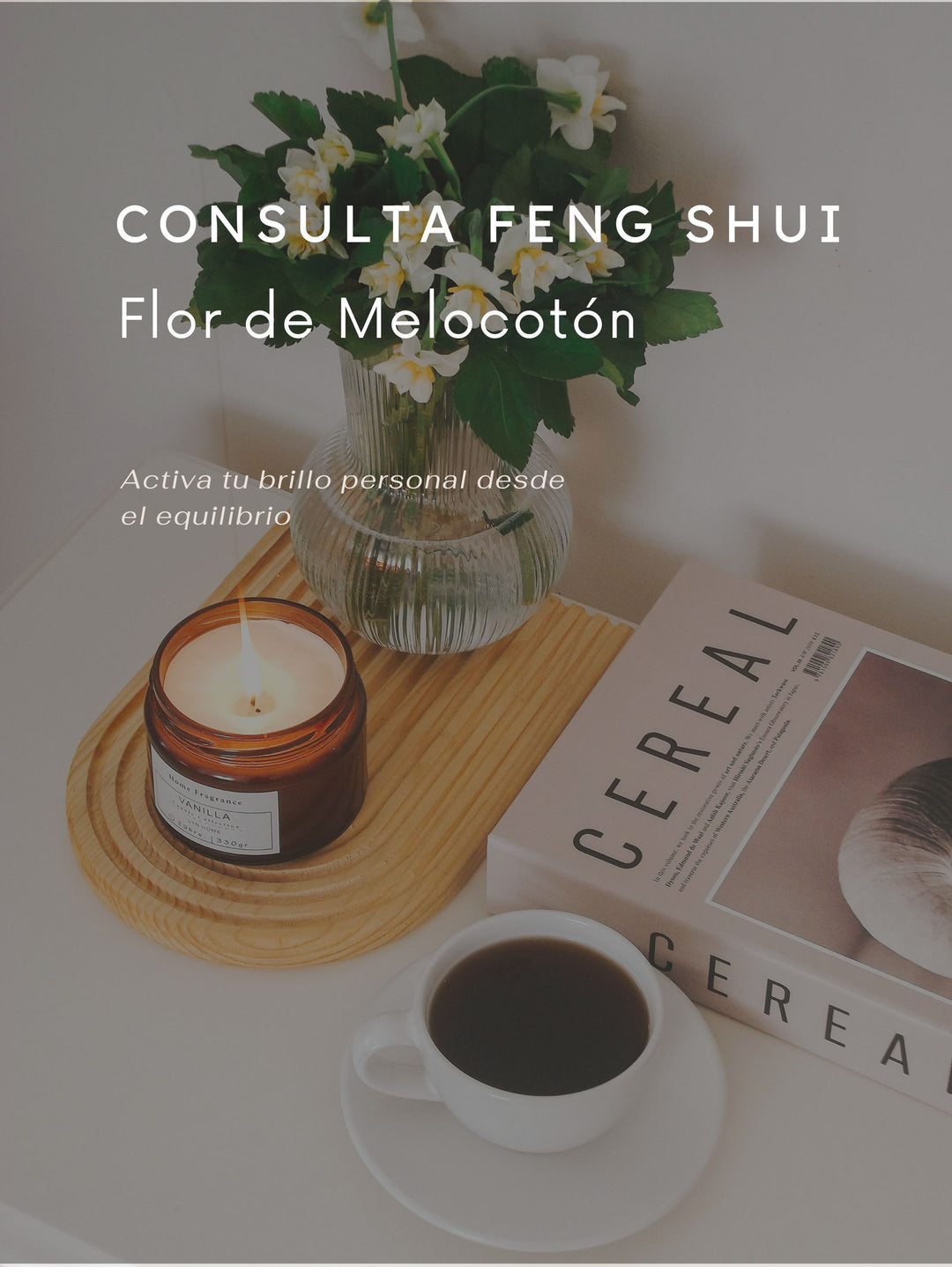 Consulta Feng Shui · Flor de Melocotón, imagen de portada con vela, flores, taza de café y rincón decorado para magnetismo personal y relaciones.