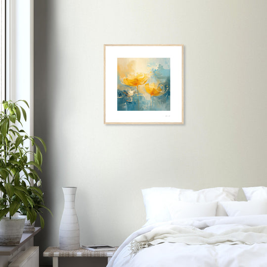 Cuadro de flores amarillas abstractas en formato cuadrado de 50x50 cm decorando un dormitorio luminoso y sereno, arte contemporáneo que aporta calma y armonía.