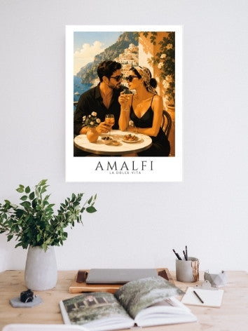 Lámina Amalfi La Dolce Vita decorando rincón de escritorio minimalista, arte mural vintage de la costa italiana.