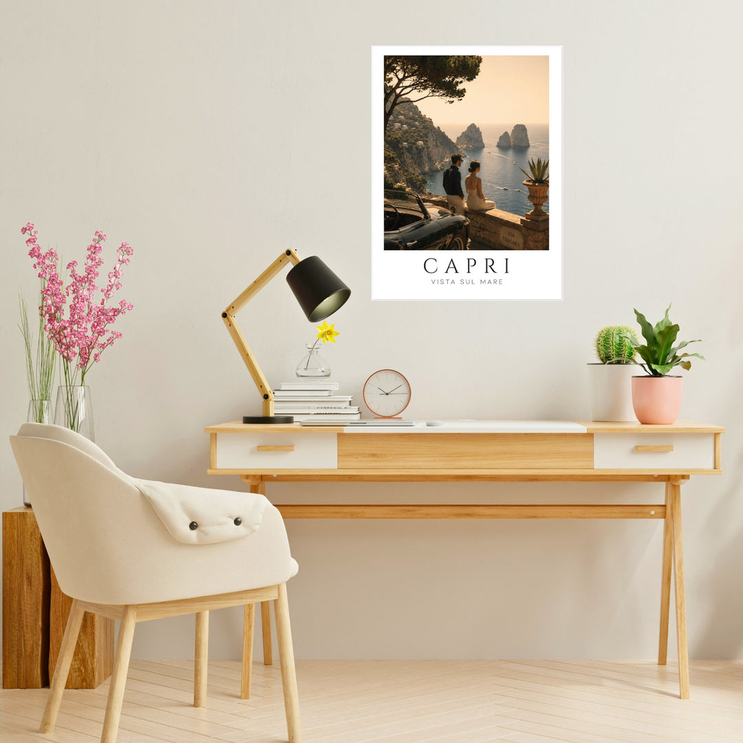 Capri Vista Sul Mare | Póster vintage italiano en zona de estudio con escritorio de madera, plantas y decoración luminosa de estilo mediterráneo.