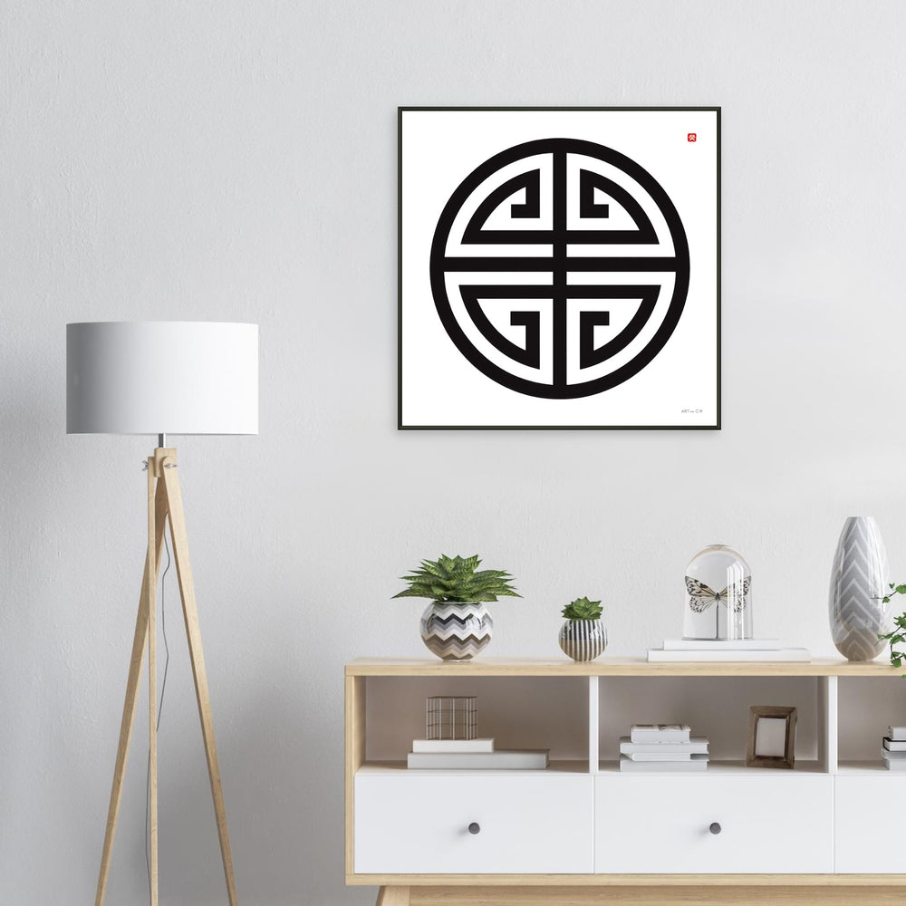 lámina Cuatro Bendiciones  70x70 cm sobre pared gris claro con lámpara de trípode