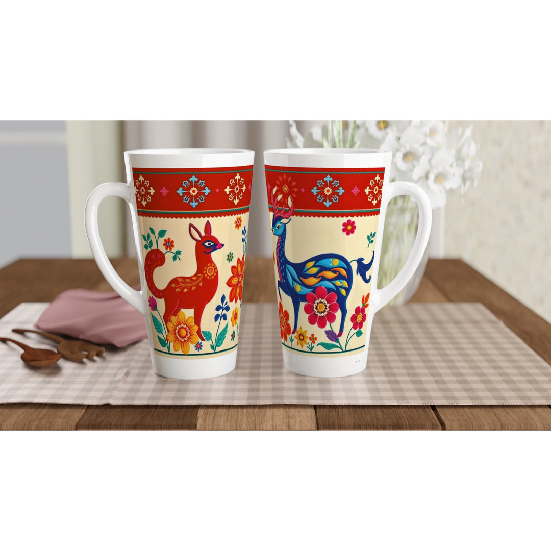 Dos tazas altas con diseño colorido de inspiración mexicana sobre mesa de madera y mantel