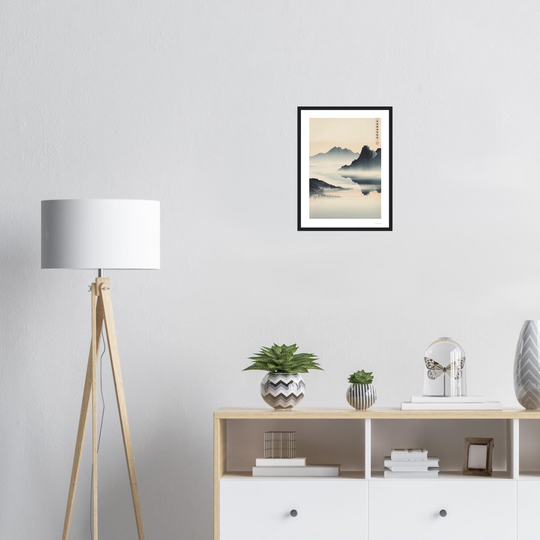 paisaje zen  enmarcado con montañas y agua en calma, inspirada en la pintura japonesa sumi-e; simboliza renovación, serenidad y abundancia
