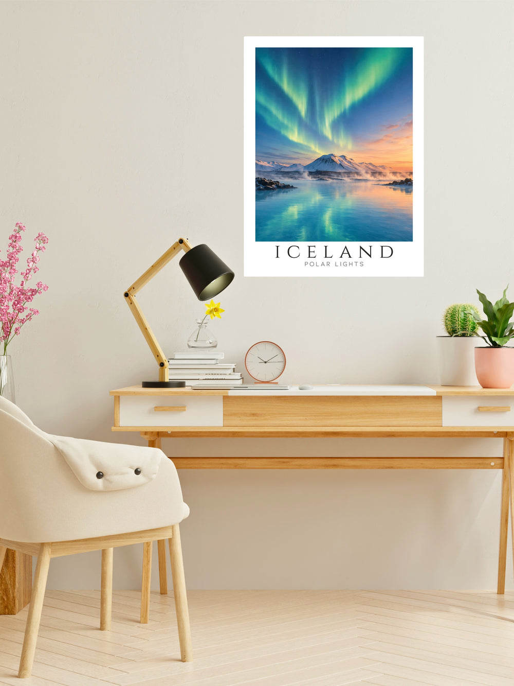 Iceland Polar Lights | Lámina decorativa de Islandia en zona de estudio con escritorio de madera y decoración escandinava luminosa.