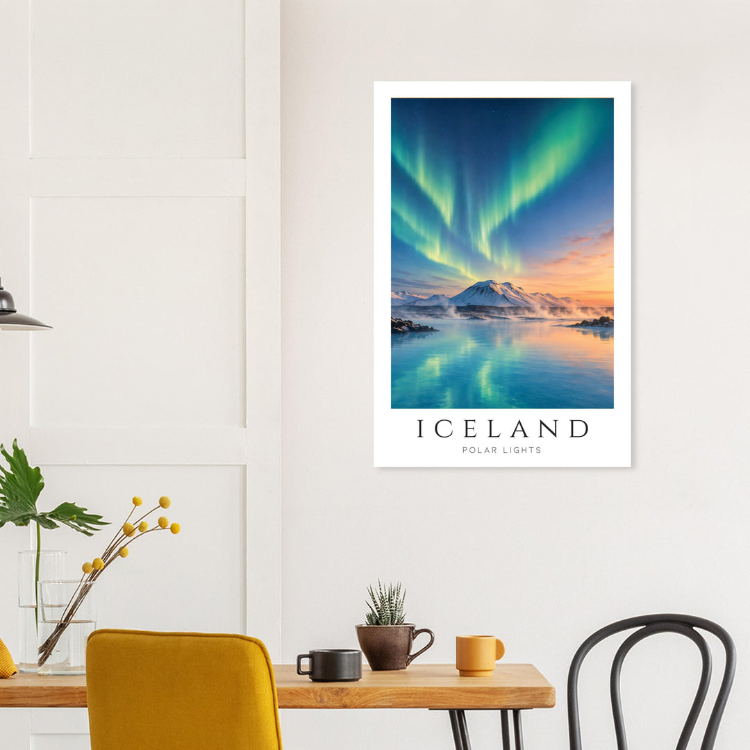 Iceland Polar Lights | Póster de aurora boreal decorando un comedor moderno de estilo nórdico con tonos cálidos y madera clara.