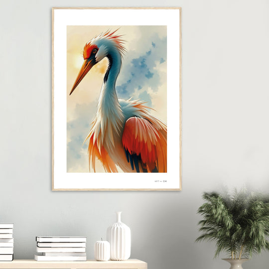 Lámina artística de una grulla japonesa con plumas rojas, naranjas y blancas bajo un cielo azul suave. Arte minimalista estilo oriental, ideal para aportar elegancia y energía positiva según el Feng Shui. Marco madera  natural Tamaño 70x100  cm