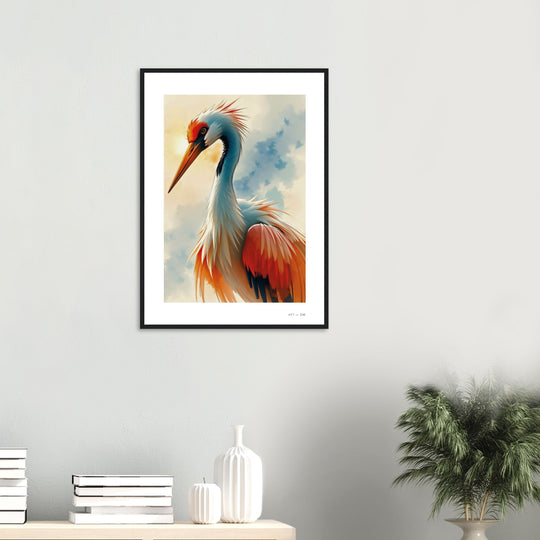 Lámina artística de una grulla japonesa con plumas rojas, naranjas y blancas bajo un cielo azul suave. Arte minimalista estilo oriental, ideal para aportar elegancia y energía positiva según el Feng Shui. Marco negro madera  Tamaño 50x70 cm