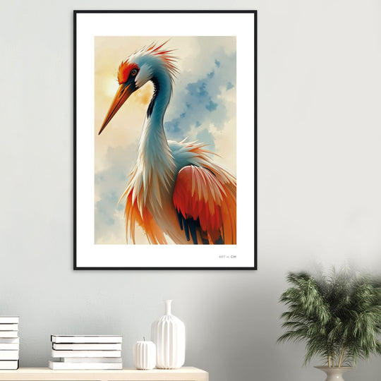 Lámina artística de una grulla japonesa con plumas rojas, naranjas y blancas bajo un cielo azul suave. Arte minimalista estilo oriental, ideal para aportar elegancia y energía positiva según el Feng Shui. Marco negro madera  Tamaño 70×100 cm