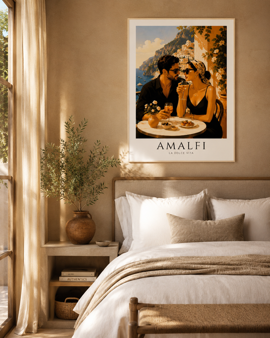 Lámina Amalfi La Dolce Vita en dormitorio cálido de estilo mediterráneo, arte mural vintage para crear una atmósfera romántica y elegante.
