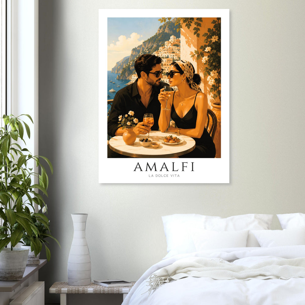 Lámina Amalfi La Dolce Vita en dormitorio luminoso, póster vintage mediterráneo sobre cama blanca con decoración serena