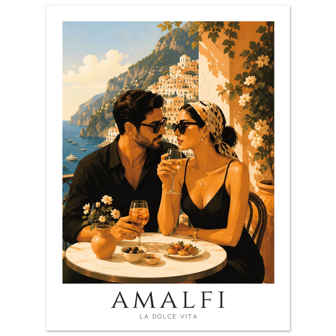Lámina Amalfi La Dolce Vita, póster vintage mediterráneo con pareja en terraza italiana frente al mar y costa de Amalfi.