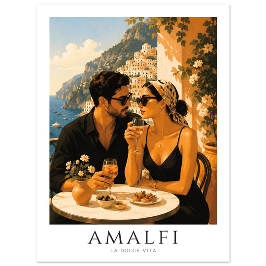 Lámina Amalfi La Dolce Vita, póster vintage mediterráneo con pareja en terraza italiana frente al mar y costa de Amalfi.
