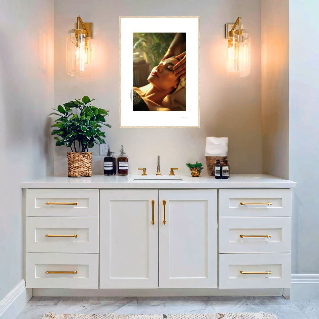 Lámina decorativa para spa 50x70, Manos que Sanan, masaje facial y bienestar, marco pino natural estilo zen