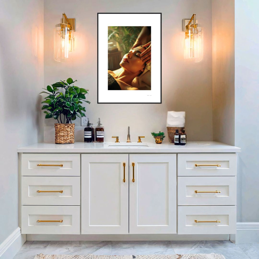 Lámina para clínica estética 50x70, Manos que Sanan, masaje facial y bienestar, marco negro elegante