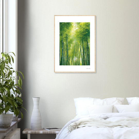 Lámina minimalista enmarcada de bosque de bambú verde: tallos verticales y hojas densas con luz solar difusa desde arriba.