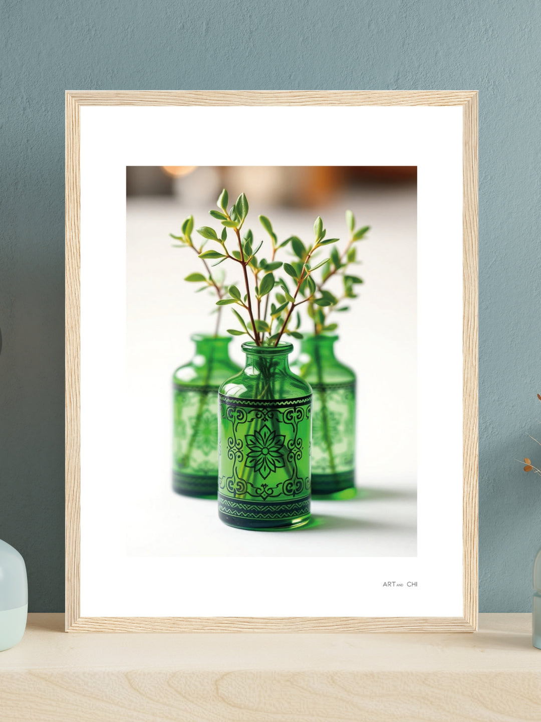 jarrones de cristal verde con ramas y hojas pequeñas sobre fondo blanco; diseño botánico minimalista y elegante.