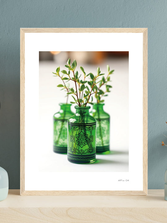 jarrones de cristal verde con ramas y hojas pequeñas sobre fondo blanco; diseño botánico minimalista y elegante.