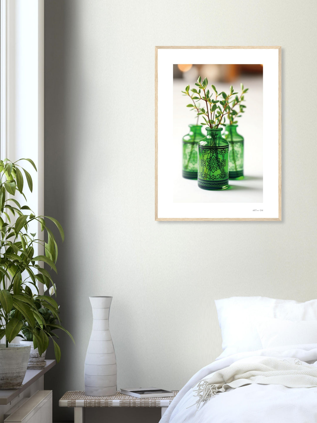 jarrones de cristal verde con ramas y hojas pequeñas sobre fondo blanco; diseño botánico minimalista y elegante.