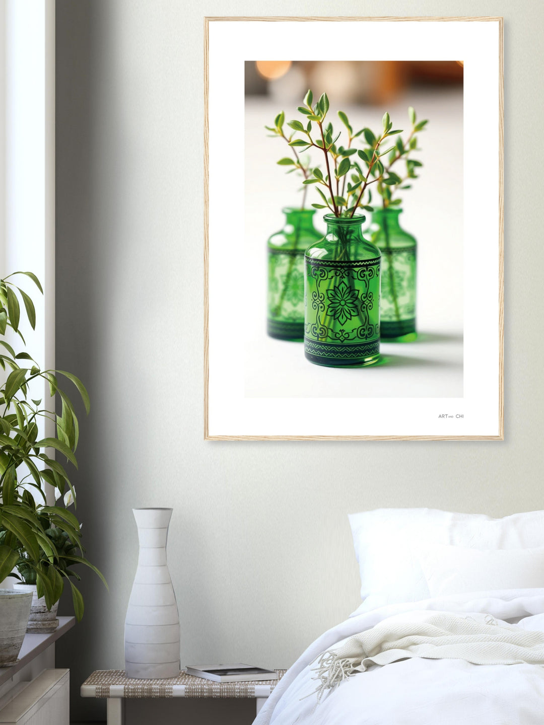 jarrones de cristal verde con ramas y hojas pequeñas sobre fondo blanco; diseño botánico minimalista y elegante.