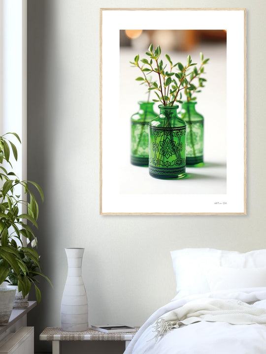 jarrones de cristal verde con ramas y hojas pequeñas sobre fondo blanco; diseño botánico minimalista y elegante.