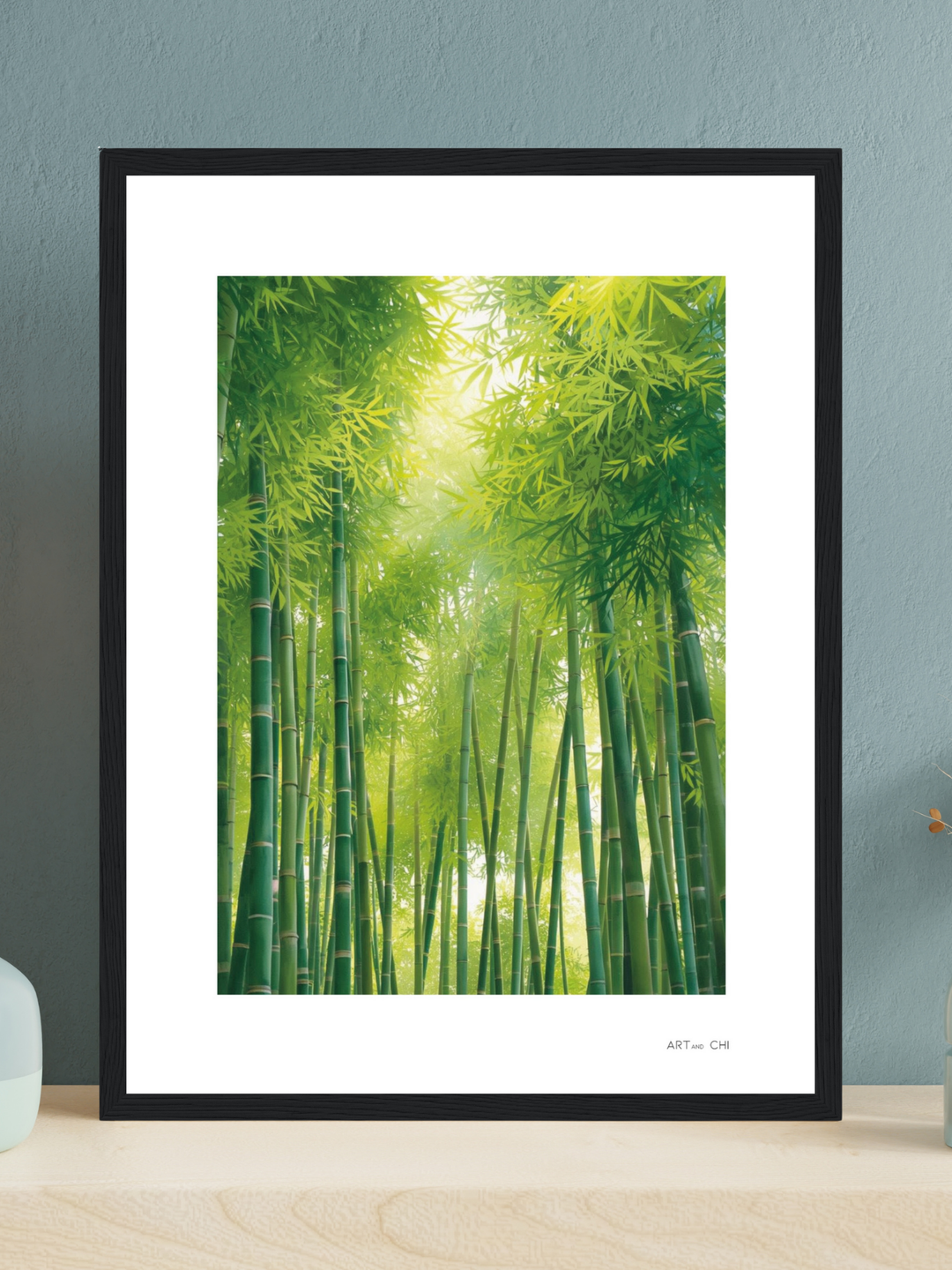 Lámina minimalista enmarcada de bosque de bambú verde: tallos verticales y hojas densas con luz solar difusa desde arriba.