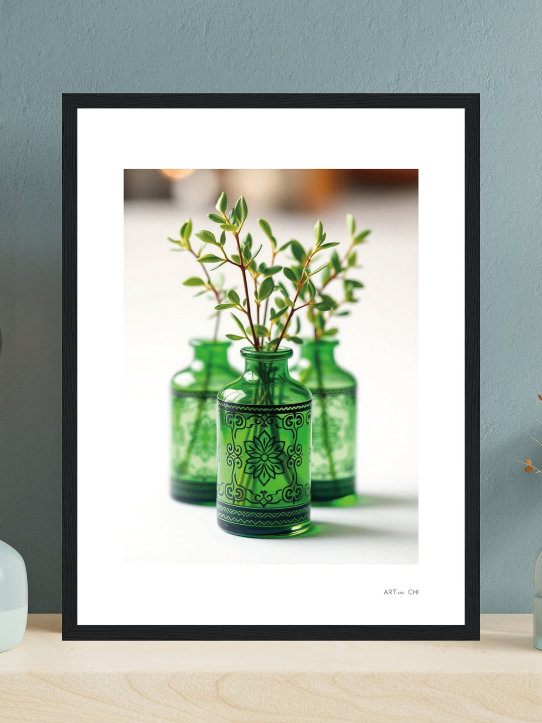 jarrones de cristal verde con ramas y hojas pequeñas sobre fondo blanco; diseño botánico minimalista y elegante.