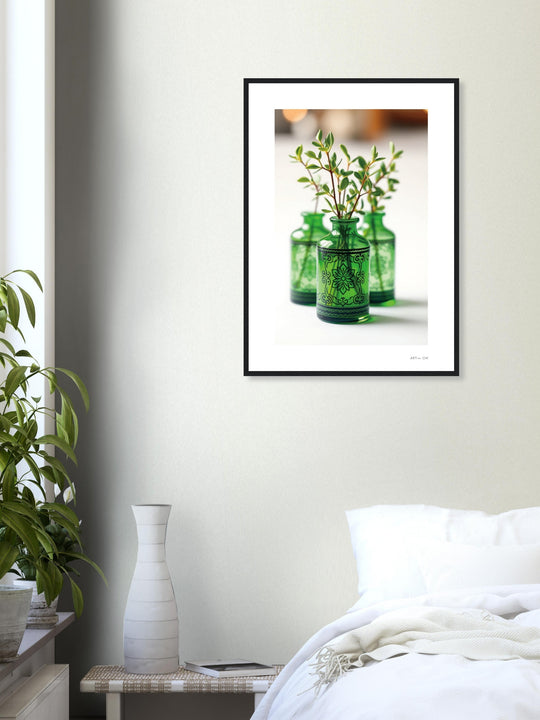 jarrones de cristal verde con ramas y hojas pequeñas sobre fondo blanco; diseño botánico minimalista y elegante.