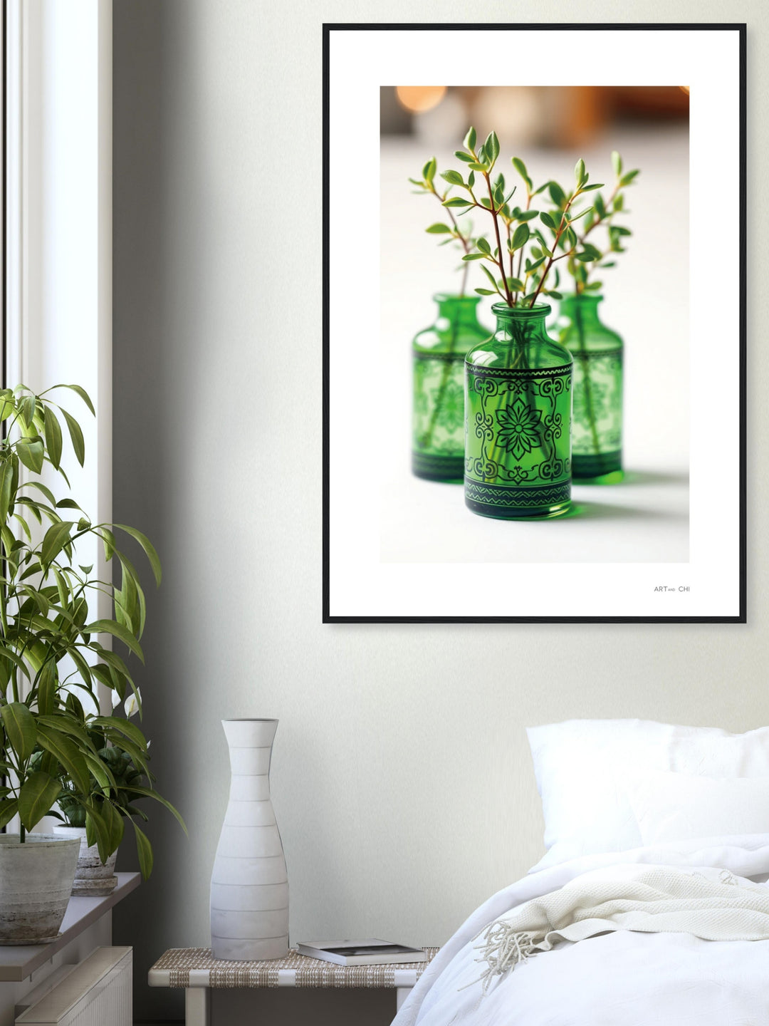 jarrones de cristal verde con ramas y hojas pequeñas sobre fondo blanco; diseño botánico minimalista y elegante.