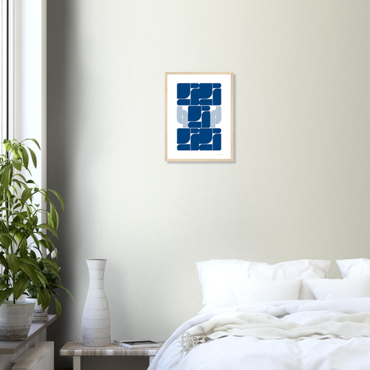 Arte geométrico Bauhaus en azul sobre fondo blanco, bloques curvos y líneas paralelas, impresión para interior contemporáneo