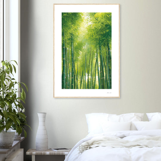 Lámina minimalista enmarcada de bosque de bambú verde: tallos verticales y hojas densas con luz solar difusa desde arriba.