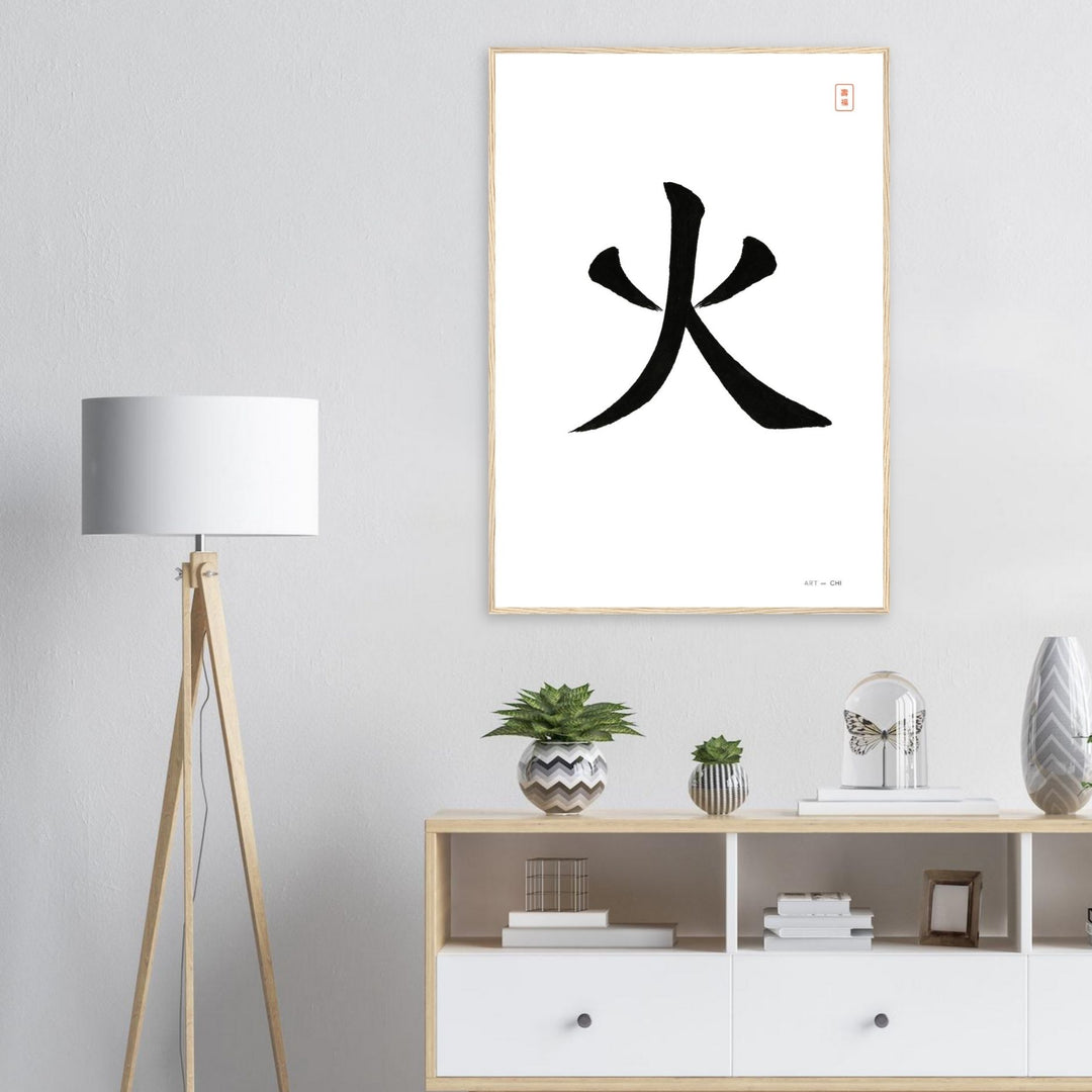 Carácter chino «火» (fuego) en tinta negra sobre fondo blanco, sello rojo y marco de madera 70x100 cm