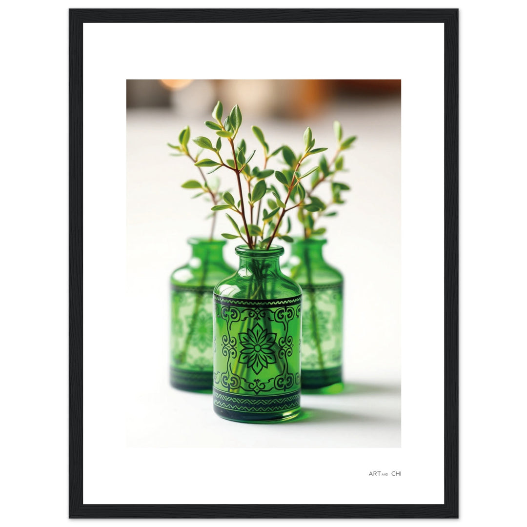 jarrones de cristal verde con ramas y hojas pequeñas sobre fondo blanco; diseño botánico minimalista y elegante