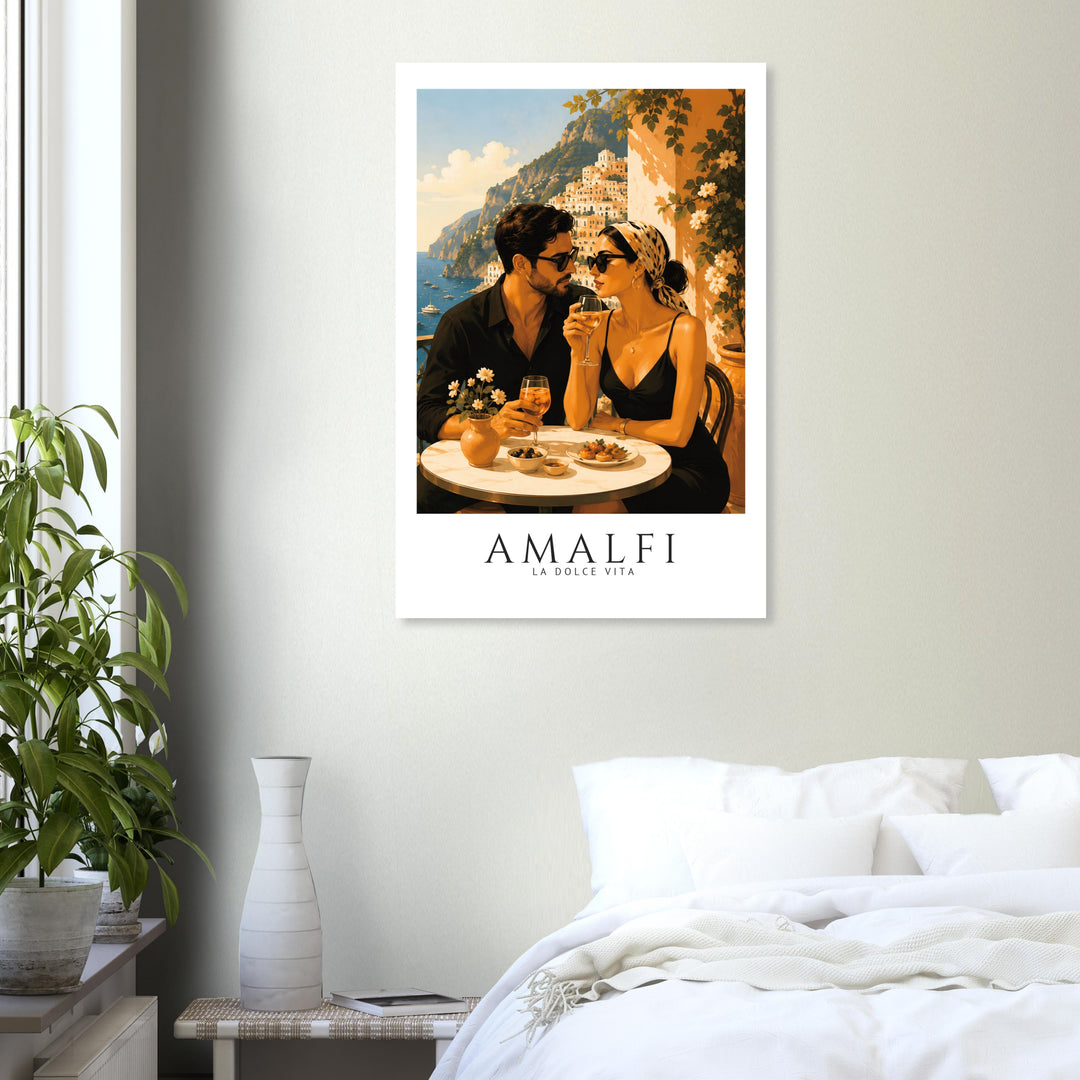 Lámina Amalfi La Dolce Vita en dormitorio moderno con cama blanca, póster mediterráneo cálido para pared de dormitorio.