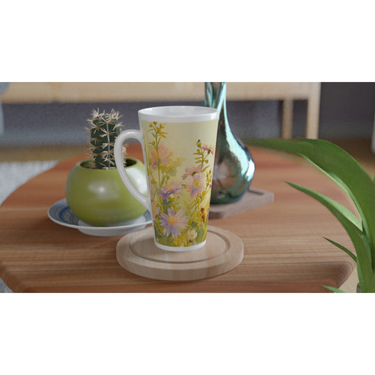 Taza alta floral con abejas sobre mesa auxiliar