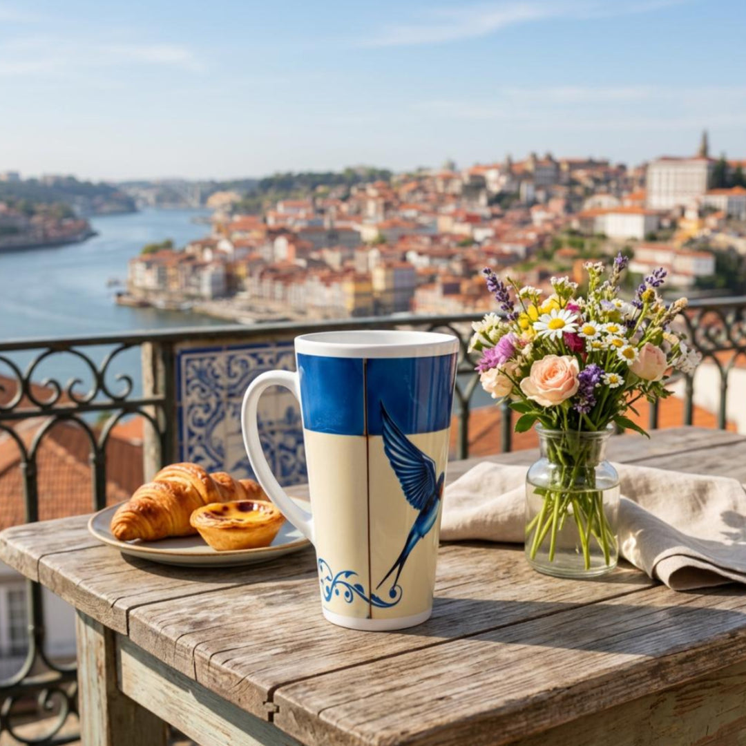Taza alta sobre terraza en Oporto, Portugal. Diseño elegante  inspirado en azulejos.