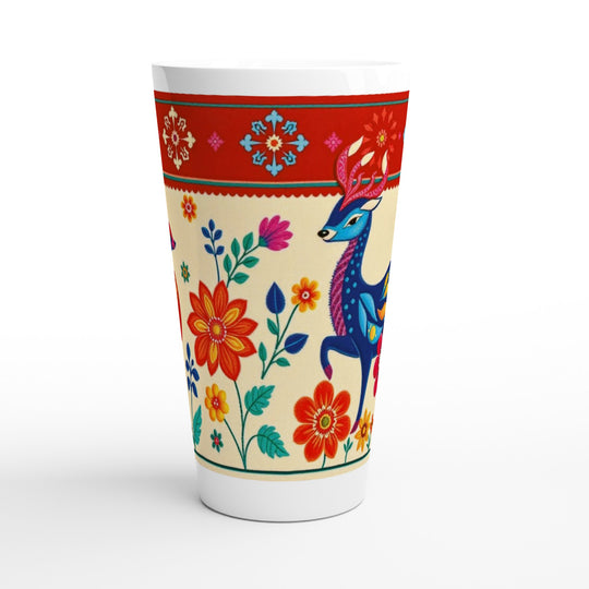 Vista lateral de taza alta con pavo real azul y flores de colores en estilo artesanal