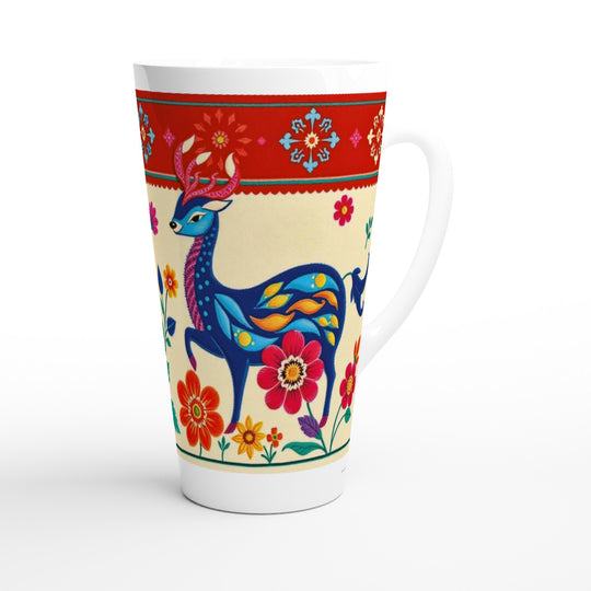 Taza alta con pavo real colorido y flores de inspiración mexicana sobre fondo blanco