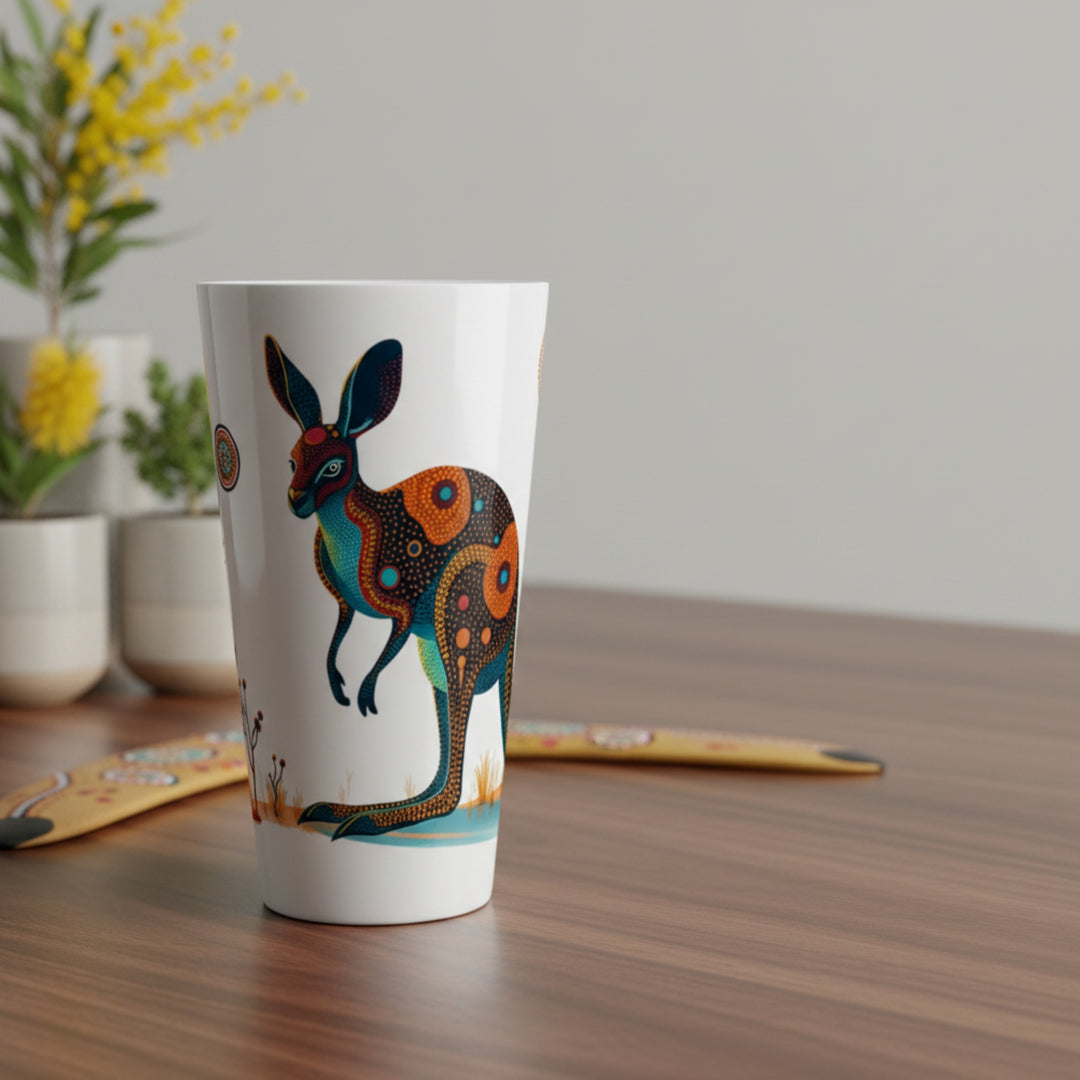 Tazas del Mundo | Canguro, taza alta con diseño de canguro sobre escritorio de madera en ambiente luminoso y creativo