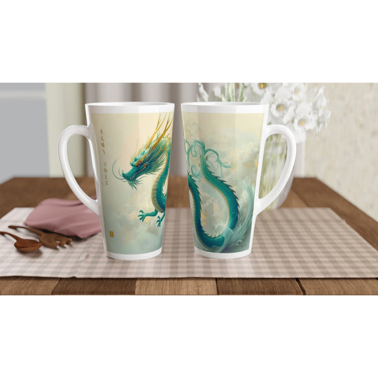 Taza alta con dragón azul Qinglong sobre mesa de madera en ambiente cálido