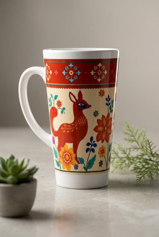 Taza alta con diseño de zorro colorido en una escena interior luminosa